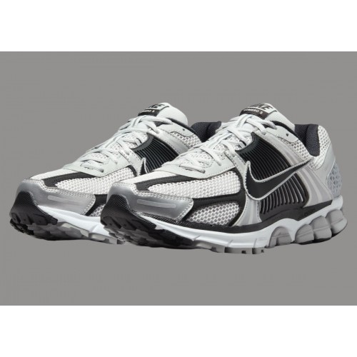 NIKE ZOOM VOMERO 5 “METALLIC SILVER/BLACK” обувь для бегунов и любителей кроссовок.