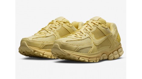 NIKE ZOOM VOMERO 5 “SATURN GOLD” добавьте блеска в свой образ!