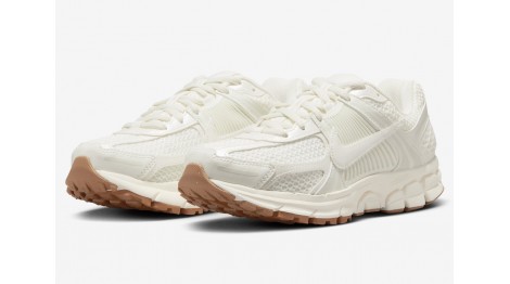 Легкость и яркость в кроссовках NIKE ZOOM VOMERO 5 “SAIL GUM”