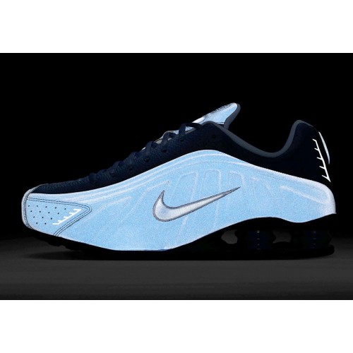 Мужские кроссовки Nike Shox R4 — отражение эпохи Y2K