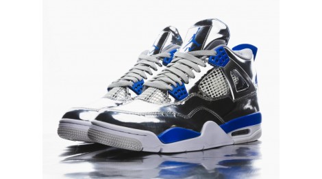 Персональные кастомные кроссовки Air Jordan 4 "Chrome" во время NBA SUPER BOWL LVIII HALFTIME SHOW.