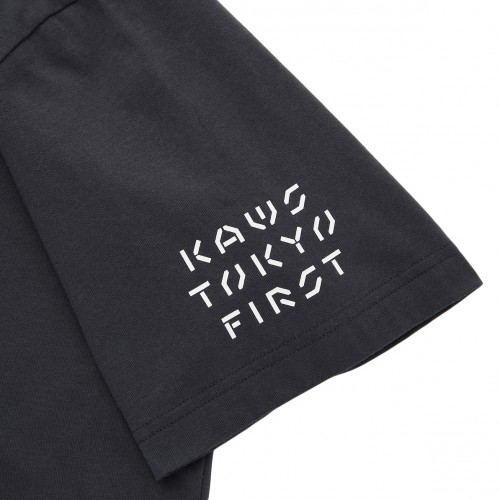 Оригинальный шмот KAWS x Uniqlo Tokyo First Tee (Asia Sizing) Dark Grey - 70см