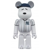 Bearbrick x Peanuts x MLB New York Yankees Snoopy 100% & 400% Set