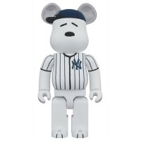 Bearbrick x Peanuts x MLB New York Yankees Snoopy 1000%