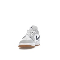 Подростковые Jordan 1 Low White Neutral Grey Gum Midnight Navy (GS)