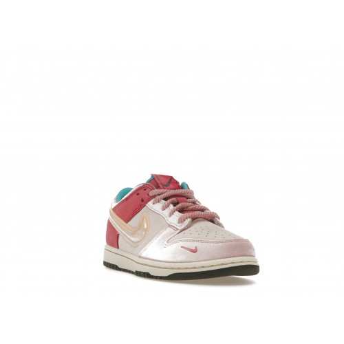 Кроссы Nike Dunk Low Social Status Free Lunch Strawberry Milk (PS) - детская сетка размеров