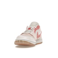 Женские Jordan 1 Low SE Mighty Swooshers Pink (W)
