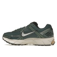 Женские Nike Zoom Vomero 5 Vintage Green Light Orewood Brown Hemp Chrome (W)