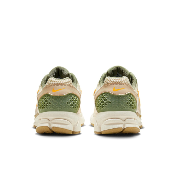 Nike Zoom Vomero 5 Sail Laser Orange Medium Olive (W) - женская сетка размеров Nike Zoom Vomero 5 Sail Laser Orange Medium Olive (W) - женская сетка размеров