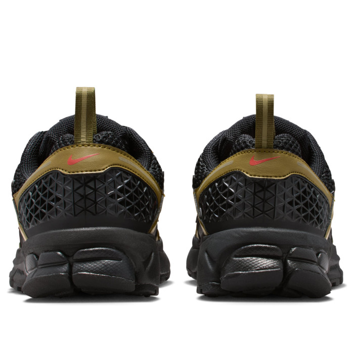 Nike Vomero 5 GS Black/Olive Flak/Quantum Moss/Picante Red - подростковая сетка размеров Nike Vomero 5 GS Black/Olive Flak/Quantum Moss/Picante Red - подростковая сетка размеров