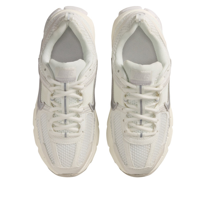 Nike Air Zoom Vomero 5 GS Sail Metallic Silver Vast Grey - подростковая сетка размеров Nike Air Zoom Vomero 5 GS Sail Metallic Silver Vast Grey - подростковая сетка размеров