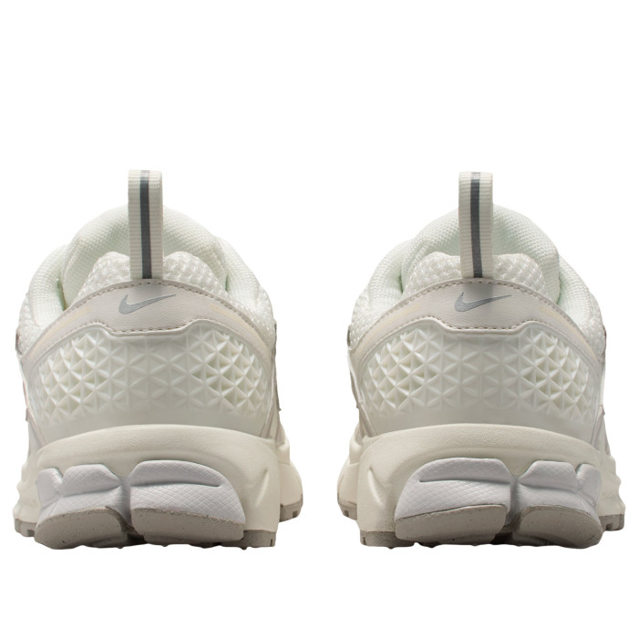 Nike Air Zoom Vomero 5 GS Sail Metallic Silver Vast Grey - подростковая сетка размеров Nike Air Zoom Vomero 5 GS Sail Metallic Silver Vast Grey - подростковая сетка размеров