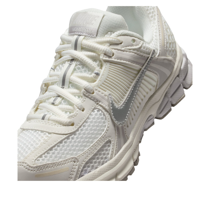 Nike Air Zoom Vomero 5 GS Sail Metallic Silver Vast Grey - подростковая сетка размеров Nike Air Zoom Vomero 5 GS Sail Metallic Silver Vast Grey - подростковая сетка размеров