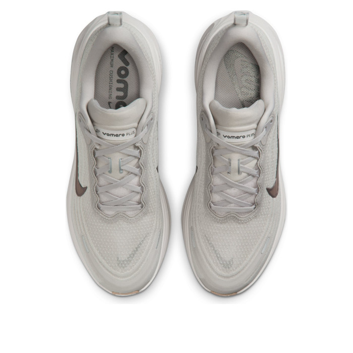 Nike Vomero Plus College Grey Gum Medium Brown - мужская сетка размеров Nike Vomero Plus College Grey Gum Medium Brown - мужская сетка размеров