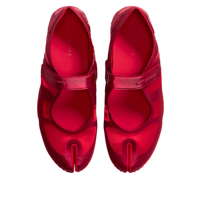 Nike Wmns Skims Rift Satin University Red - женская сетка размеров Nike Wmns Skims Rift Satin University Red - женская сетка размеров