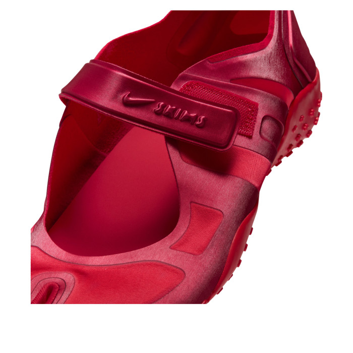 Nike Wmns Skims Rift Satin University Red - женская сетка размеров Nike Wmns Skims Rift Satin University Red - женская сетка размеров